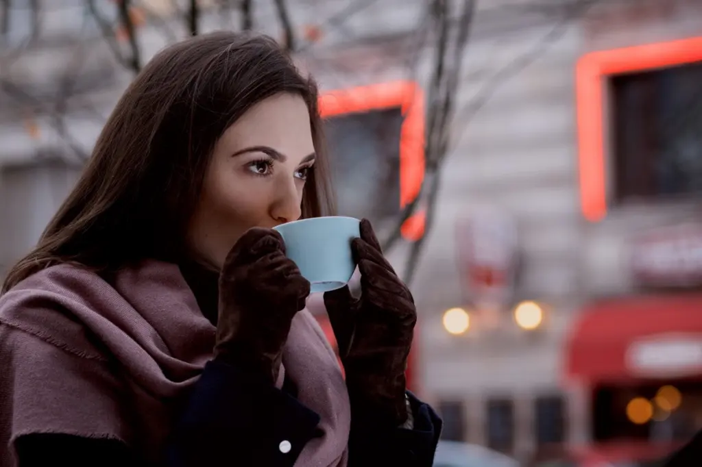 zena pije